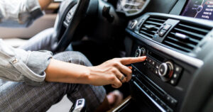 Estudo mostra que a repetição estratégica no rádio potencializa o reconhecimento de marcas. SA Assessoria explica como campanhas simples e constantes trazem resultados.