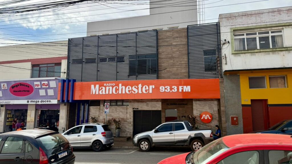 Diretores da Fundação Frei João Batista Vogel e representantes da Rádio Manchester durante anúncio oficial da integração da emissora ao grupo franciscano de comunicação