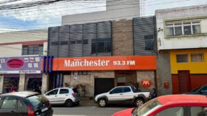Diretores da Fundação Frei João Batista Vogel e representantes da Rádio Manchester durante anúncio oficial da integração da emissora ao grupo franciscano de comunicação