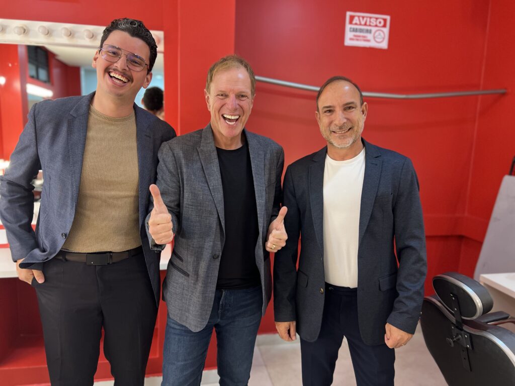 Victor Santos, Ciro Bottini e Luis Miguel Mendes no CDL Inova Summit 2026, em Anápolis, onde Bottini falou sobre vendas, comunicação e a importância do rádio.